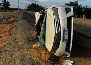 Carro capota e casal fica ferido na rodovia ES-010, em São Mateus