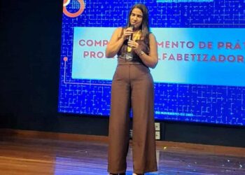 Professora de Barra de São Francisco é reconhecida como a melhor alfabetizadora da região Noroeste
