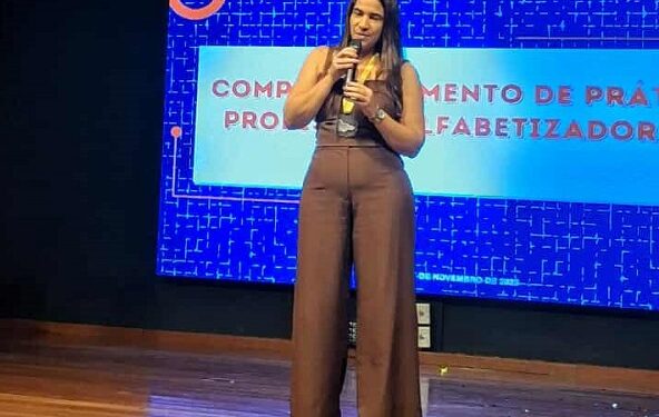 Professora de Barra de São Francisco é reconhecida como a melhor alfabetizadora da região Noroeste Professora de Barra de São Francisco é reconhecida como a melhor alfabetizadora da região Noroeste