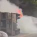 Caminhão com 530 sacas de café tomba e pega fogo na ES-080, em Águia Branca