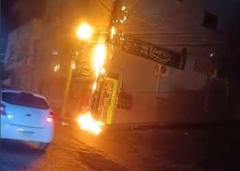 Incêndio em poste deixa parte do bairro Cruzeiro sem energia e afeta internet de mais de 3 mil pessoas em Barra de São Francisco
