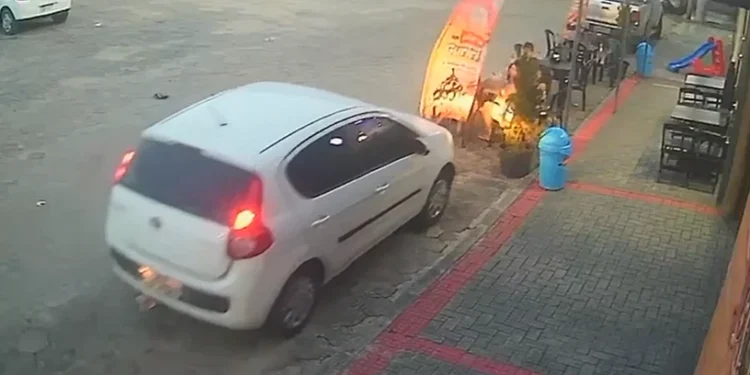 Vídeo: cinco pessoas da mesma família são atropeladas enquanto tomavam sorvete em Guriri, São Mateus Vídeo: cinco pessoas da mesma família são atropeladas enquanto tomavam sorvete em Guriri, São Mateus