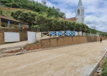 Prefeitura conclui pavimentação de trecho de estrada rural de Santo Antônio, em Barra de São Francisco