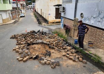 Prefeitura de Barra de São Francisco realiza reparos em rua do bairro Vila Landinha