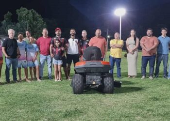 Trator cortador de grama é entregue à comunidade do distrito de Itaperuna, em Barra de São Francisco