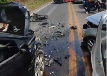 Acidente com três carros deixa seis feridos e causa lentidão na BR-101 em Ibiraçu