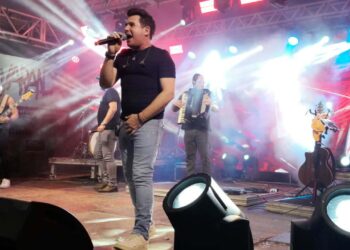 Hiago Sanfoneiro, Ricardo e João Fernando e Zumba na Praça marcaram a 6ª noite dos festejos de fim de ano em Barra de São Francisco