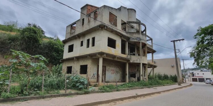 Lei autoriza Prefeitura de Barra de São Francisco a intervir em imóveis abandonados