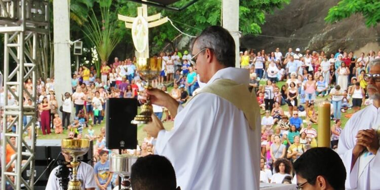 Pesquisa Data Favela: “Quer combater o tráfico, siga o rastro do dinheiro”, diz padre das periferias Pesquisa Data Favela: “Quer combater o tráfico, siga o rastro do dinheiro”, diz padre das periferias