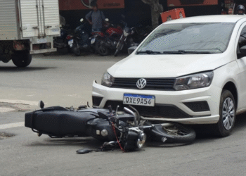 Carro e moto se envolvem em acidente próximo a rua da feira, em Barra de São Francisco