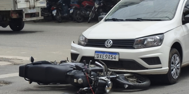 Carro e moto se envolvem em acidente próximo a rua da feira, em Barra de São Francisco Carro e moto se envolvem em acidente próximo a rua da feira, em Barra de São Francisco