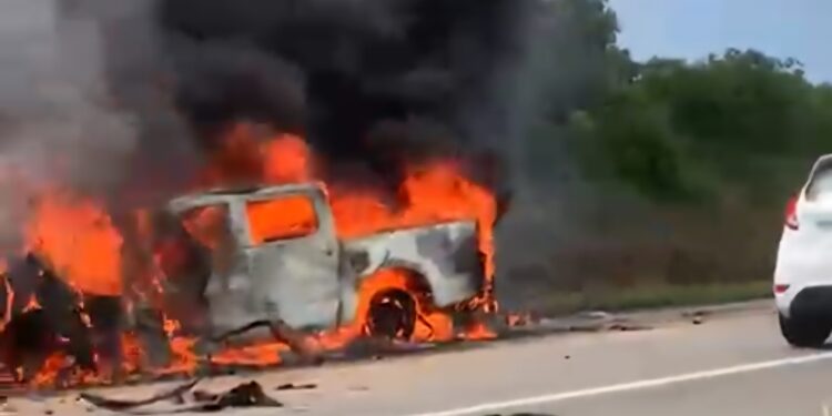 Dez mortos em acidente próximo à divisa entre ES e BA; menina foi resgatada Dez mortos em acidente próximo à divisa entre ES e BA; menina foi resgatada
