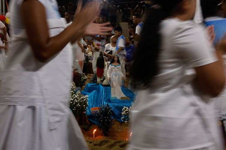 Tânia Rêgo/Agência Brasil Rio de Janeiro(RJ), 30/12/2025 - Pessoas se reunem para celebrar, agradecer e levar oferendas a Iemanjá, misturando tradições iorubás, sincretismo religioso e preservação cultural, na Praia Vermelha, na Urca, zona sul do Rio. Foto: Tânia Rêgo/Agência Brasil