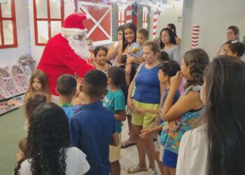 Chegada do Papai Noel encanta crianças e famílias no centro de Barra de São Francisco
