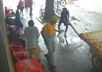 Vídeo: “Você me atrapalhou a roubar uma bicicleta” diz homem antes de dar pauladas em gari