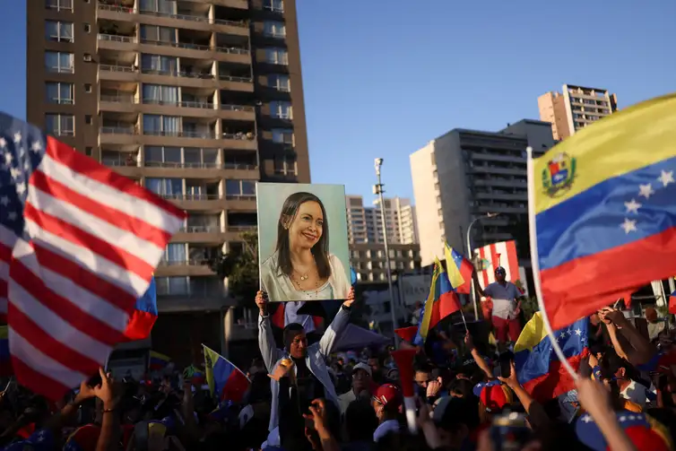 Manifestante segura cartaz com a imagem da líder da oposição venezuelana María Corina Machado durante manifestação em Santiago
03/01/2026 REUTERS/Pablo Sanhueza
