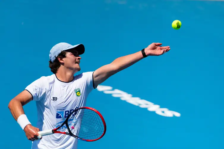 10/01/2026 - Dores lombares tiram João Fonseca de mais um torneio na Austrália. Foto: André Gemmer/CBT