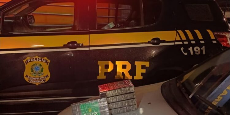 PRF apreende 5kg de cocaína em carros de madrugada em Viana