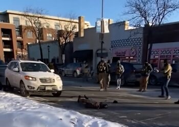 Caça a imigrantes e intervenção federal geram tensão e ódio nos EUA