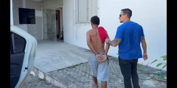 Policiais civis prendem traficante que participou da morte de rival em Jaguaré Policiais civis prendem traficante que participou da morte de rival em Jaguaré