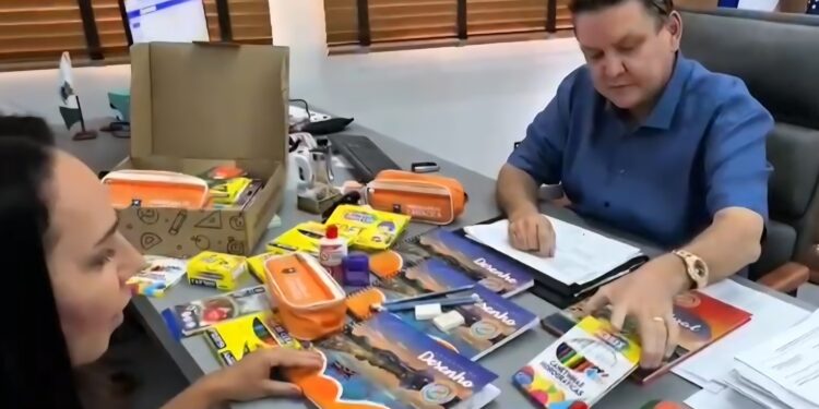 Alunos de Cariacica recebem kits escolares para a volta às aulas Alunos de Cariacica recebem kits escolares para a volta às aulas
