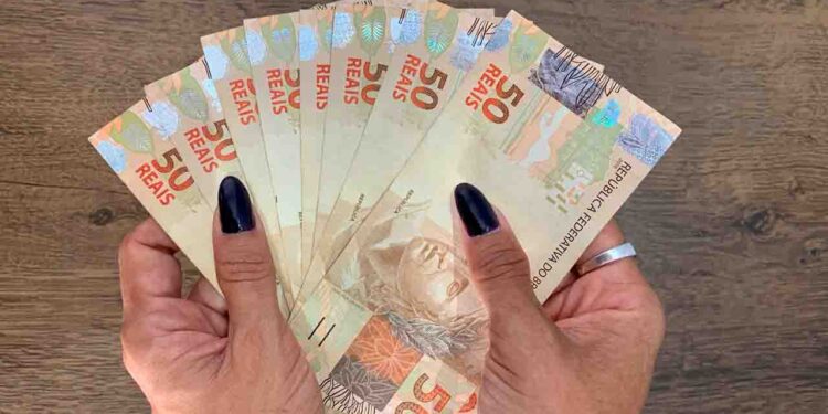 Bônus mensal de R$ 400 beneficia 779 servidores em Barra de São Francisco