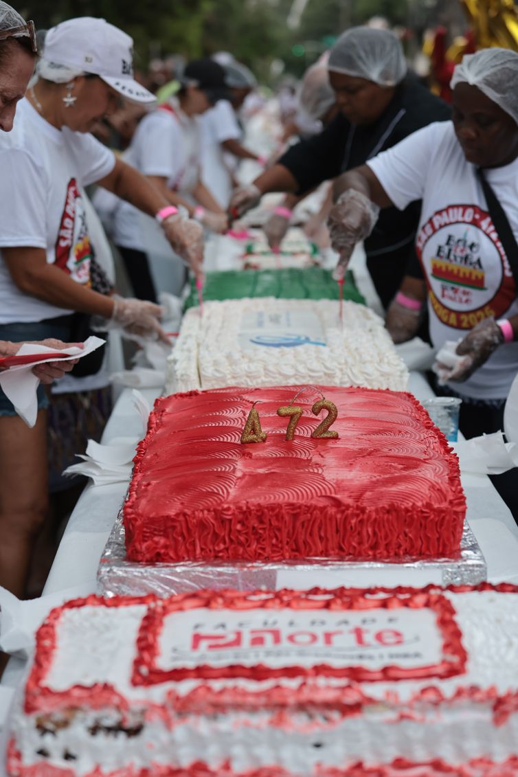 Paulo Pinto/Agência Brasil São Paulo (SP), 05/01/2026 - Bolo de aniversário em comemoração aos 472 anos de São Paulo, no bairro do Bixiga. Foto: Paulo Pinto/Agência Brasil