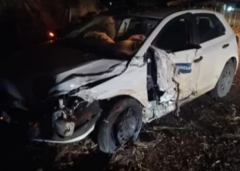 Carro da Prefeitura de Pancas se envolve em acidente e motorista foge
