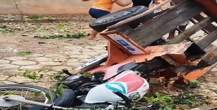 Moto perde freio, ‘voa’ por cima de muro e assusta moradores no bairro Ebenézer, em Mantena Moto perde freio, ‘voa’ por cima de muro e assusta moradores no bairro Ebenézer, em Mantena
