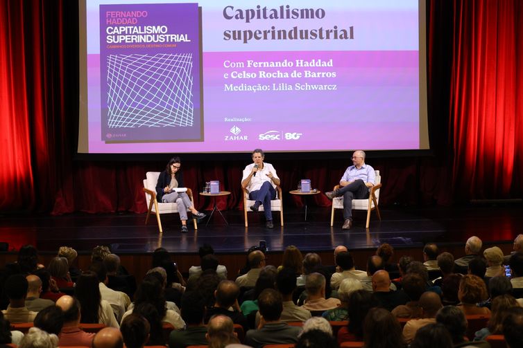 Rovena Rosa/Agência Brasil São Paulo (SP), 07/02/2026 - Lançamento do livro Capitalismo Superindustrial, do ministro da Fazenda Fernando Haddad, pela Companhia das Letras, com Celso Rocha de Barros e mediação de Lilia Schwarcz, no Sesc 14 Bis. Foto: Rovena Rosa/Agência Brasil