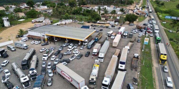 Manifestantes liberam BR 101 na Bahia, mas prometem novo bloqueio nesta quarta de cinzas Manifestantes liberam BR 101 na Bahia, mas prometem novo bloqueio nesta quarta de cinzas