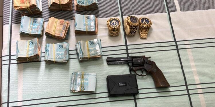MP denuncia policiais, empresários e intermediário em esquema de roubo e venda de veículos MP denuncia policiais, empresários e intermediário em esquema de roubo e venda de veículos
