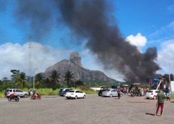Veja vídeo: Bloqueio de BR no Sul da Bahia complica retorno do Carnaval