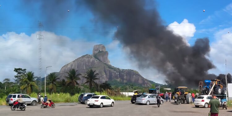 Veja vídeo: Bloqueio de BR no Sul da Bahia complica retorno do Carnaval Veja vídeo: Bloqueio de BR no Sul da Bahia complica retorno do Carnaval