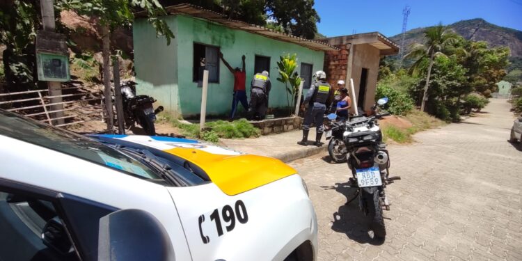 PM apreende arma e drogas em Monte Senir, distrito Barra de São Francisco PM apreende arma e drogas em Monte Senir, distrito Barra de São Francisco