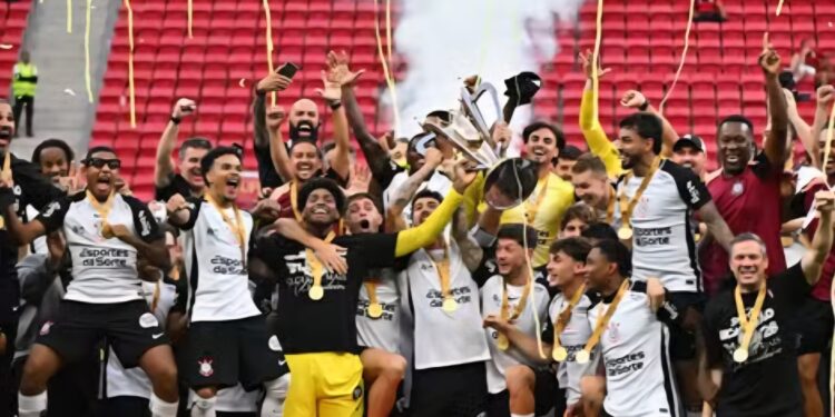 Corinthians bate o Fla por 2 a 0 e leva a Suoercopa Rei com público recorde Corinthians bate o Fla por 2 a 0 e leva a Suoercopa Rei com público recorde