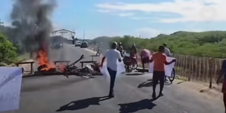 Carnaval complicado: moradores fecham ponte de acesso a Prado