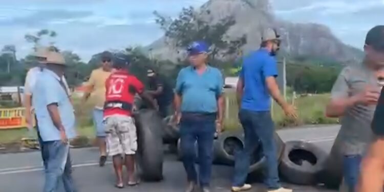 Sem avanços, produtores voltam a fechar BR 101 no Sul da Bahia Sem avanços, produtores voltam a fechar BR 101 no Sul da Bahia