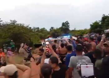 Produtores suspendem bloqueios na BR no Sul da Bahia e comemoram chegada da Polícia; veja vídeo