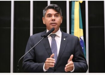Saída de dois deputados federais e prefeitos “desidrata e sangra” o Republicanos no ES
