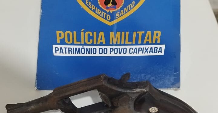 Homem é preso com arma de fogo durante fiscalização de trânsito em Água Doce do Norte Homem é preso com arma de fogo durante fiscalização de trânsito em Água Doce do Norte