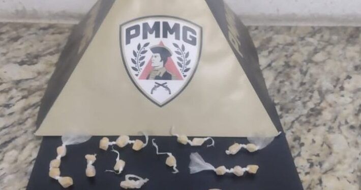 Jovem de 18 anos se entrega à polícia e é preso por tráfico de drogas em Mantena
