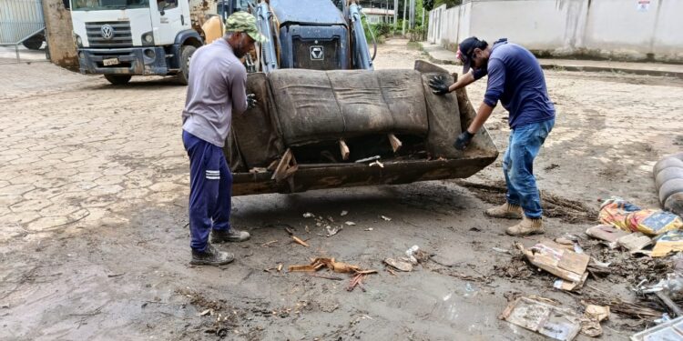 Câmara aprova abono de mil reais para trabalhadores da limpeza urbana