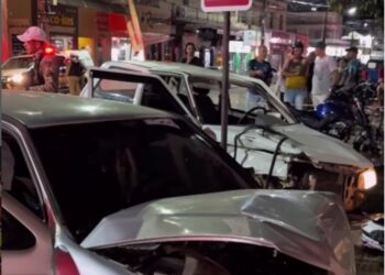 Acidente envolvendo carros e motocicleta deixa feridos no Centro de Mantena; motorista é preso por suspeita de embriaguez