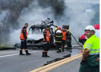 Ambulância pega fogo e interdita trecho da BR-101 em Ibiraçu