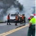 Ambulância pega fogo e interdita trecho da BR-101 em Ibiraçu