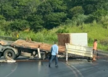 Carreta carregada com blocos de granito tomba na ES-080, entre Barra de São Francisco e Água Doce do Norte