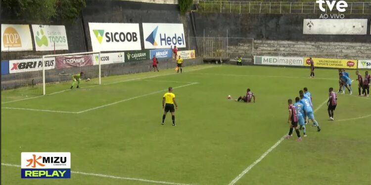 Jogador cai sentado em cobrança de pênalti; Serra fica a um empate da final do Capixabão