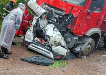 Acidente entre carro e caminhão carregado de mamão deixa um morto em Conceição da Barra