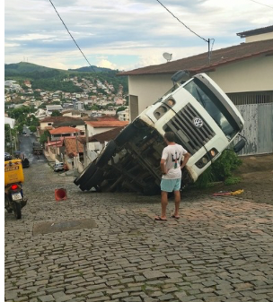 Caminhão cai em buraco após calçamento ceder em Nova Venécia Caminhão cai em buraco após calçamento ceder em Nova Venécia